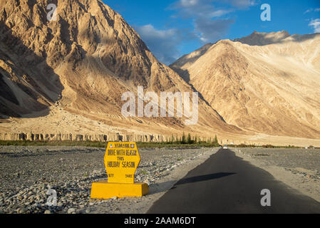 Strada vuota in Himalaya nella Valle di Nubra, Ladakh, India Foto Stock