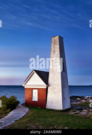 Punto Pemaquid luce antinebbia stazione Bell House, Muscongus Bay, Bristol, Maine, Stati Uniti d'America. 1827 Foto Stock