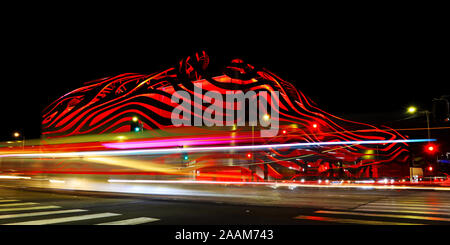 Petersen Automotive Museum di notte sul Wilshire Boulevard, Los Angeles - Lunga esposizione foto Foto Stock