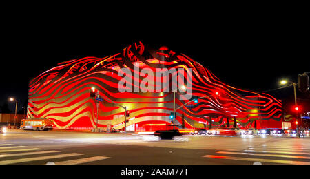 Petersen Automotive Museum di notte sul Wilshire Boulevard, Los Angeles - Lunga esposizione foto Foto Stock