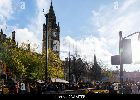 Manchester, Inghilterra - 11 novembre, 2019 Mercatino di Natale 2019 vicino al Town Hall su Albert Square a Manchester, Regno Unito Foto Stock