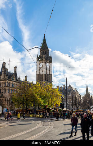 Manchester, Inghilterra - 11 novembre, 2019 Mercatino di Natale 2019 vicino al Town Hall su Albert Square a Manchester, Regno Unito Foto Stock