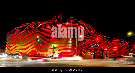 Petersen Automotive Museum di notte sul Wilshire Boulevard, Los Angeles - Lunga esposizione foto Foto Stock