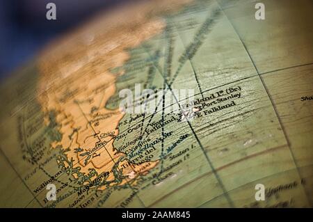 Mappa di Isole Falkland su un globo di antiquariato Foto Stock