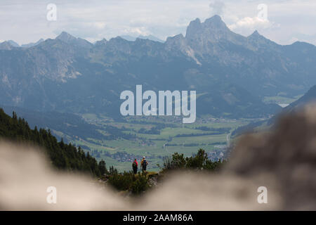 Vecchia coppia di fronte a un bellissimo paesaggio delle Alpi Foto Stock