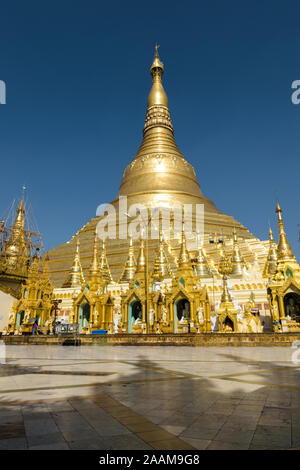 Shwedagon pagoda in Yangon (Rangoon) in Myanmar (Birmania) nel pomeriggio. Questo è il più luogo sacro per i buddisti in Myanmar. Foto Stock