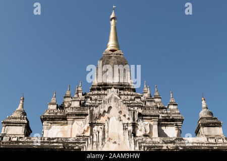 Dettaglio del tetto del tempio Gawdawpalin a Bagan zona archeologica. Si tratta di un famoso tempio buddista costruito nella metà del XII secolo. Foto Stock