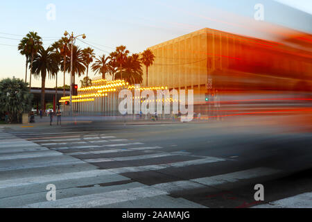 Los Angeles, California - LACMA Los Angeles County Museum of Art on Wilshire Blvd, Los Angeles - Lunga esposizione foto Foto Stock