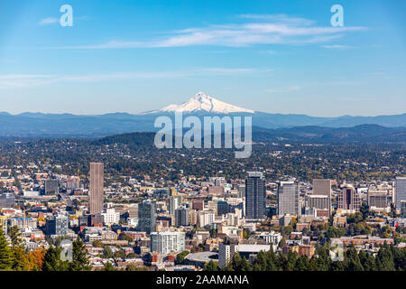 Downtown Portland Oregon in autunno con coperte di neve del Monte Cofano in background Foto Stock