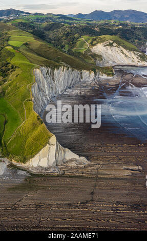 Zumaia flysch strati geologici strati drone vista aerea, Paesi Baschi Foto Stock