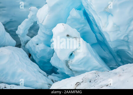 In una cascata di ghiaccio del ghiacciaio Matanuska, nel profondo del deserto in Alaska, molti crepacci dividere il blu ghiaccio in alto instabili seracchi da aggirare pronto a cadere una Foto Stock