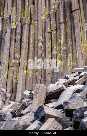 Esagonale a colonne di basalto in Devils Postpile National Monument, Mammoth Lakes, California. Foto Stock