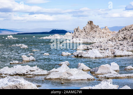 Strane formazioni di tufo vulcanico che salgono dal lago Mono in California orientale. Foto Stock