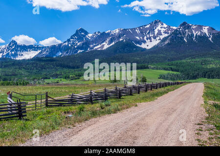 Recinzione di registro lungo ranch privato road, ultimo dollaro Road, County Road 58P, San Juan Mountains vicino Ridgway, Colorado. Foto Stock