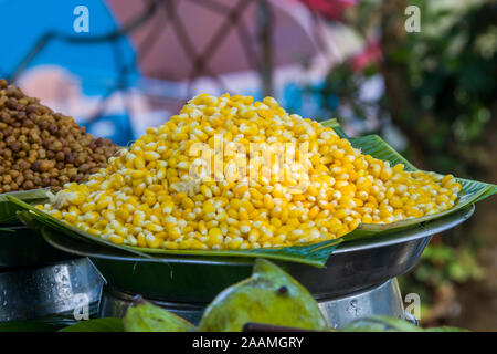 Un mucchio di mais dolce sul cibo in stallo nel Parco Nazionale di Sanjay Gandhi Mumbai India, che è popolare via feed in India. Foto Stock