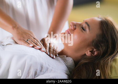 Sessione di Reiki Foto Stock