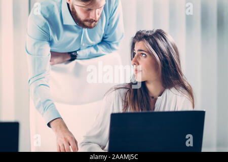 Imprenditore a molestare sessualmente collega femmina Foto Stock