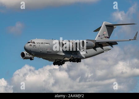 NEW Windsor, NY - 15 settembre 2018: Giant C-17 Globemaster III tenuto spento a Stewart International Airport durante il New York Airshow. Foto Stock