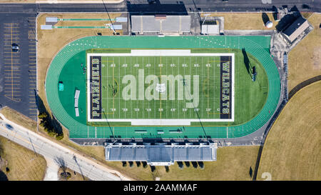 Un drone/Vista aerea di Plainfield centrale ad alta scuola calcio e stadio di calcio, circondato da un verde acceso via. Foto Stock