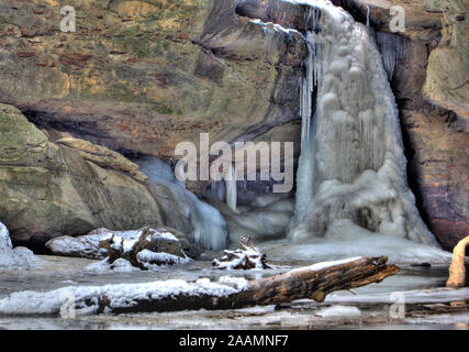 Le cascate Inferiori congelati in Conkle's Hollow in inverno, Hocking Hills State Park, Ohio Foto Stock