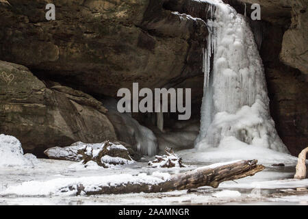 Le cascate Inferiori congelati in Conkle's Hollow in inverno, Hocking Hills State Park, Ohio Foto Stock