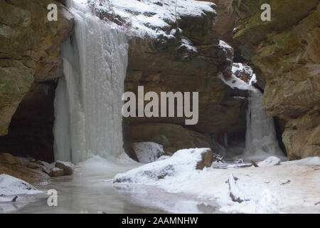 Le cascate Inferiori congelati in Conkle's Hollow in inverno, Hocking Hills State Park, Ohio Foto Stock