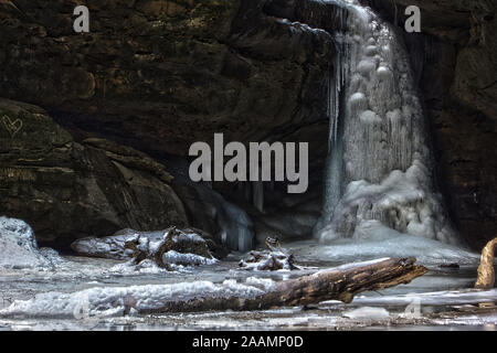 Le cascate Inferiori congelati in Conkle's Hollow in inverno, Hocking Hills State Park, Ohio Foto Stock