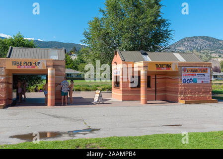 2 settembre 2019 - Penticton, British Columbia, Canada: il ticketing e il tubo pick-up edifici di Coyote Crociere galleggiante di canale Foto Stock