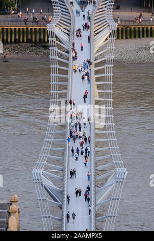 Guardando verso il basso sul Millennium Bridge da un alto punto di vantaggio. La simmetrica dettaglio viene visto da di overhead. Foto Stock