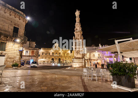 Municipio e vuota e Piazza De La Liberta (Piazza Principale) girato durante la notte a Ostuni Puglia Italia. Foto Stock