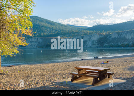 4 settembre 2019 - Summerland, British Columbia, Canada: persone rilassante sulla spiaggia a Sun Oka Parco Provinciale, un popolare piscina e area pic-nic Foto Stock