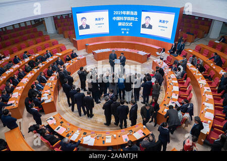 Pechino, Cina. 22 Novembre, 2019. Bai Chunli centrale (R), presidente dell'Accademia cinese delle scienze (CAS), presenta il certificato accademico al neo-eletto del professore Gao Yuanning centrale (L) nel corso di un simposio svoltosi a Pechino, capitale della Cina, nov. 22, 2019. Credito: Cai Yang/Xinhua/Alamy Live News Foto Stock