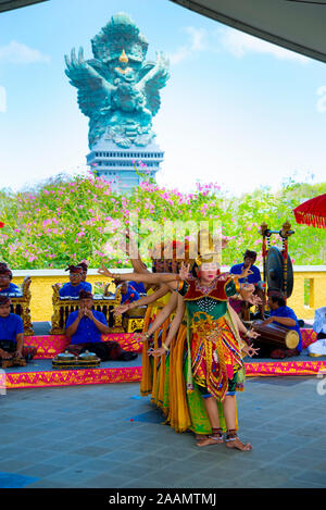 Ungasan, Indonesia - 2 Settembre 2019: Tradizionale Garuda Wisnu ballet danza eseguita presso la GWK parco culturale Foto Stock