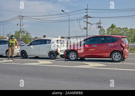 Incidente della vettura, guida alla chiusura, mancato arresto, collisione della vettura, collisione multi-auto, Thailandia, Sud-est asiatico, danni anteriori e posteriori Foto Stock