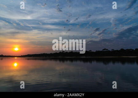 Tramonto sul Rio Araguaia, un importante affluente del bacino amazzonico. Tocantins Brasile, Sud America. Foto Stock