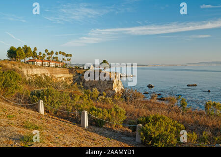 Pismo Beach scogliere e Shore Cliffs Hotel al tramonto, costa californiana Foto Stock