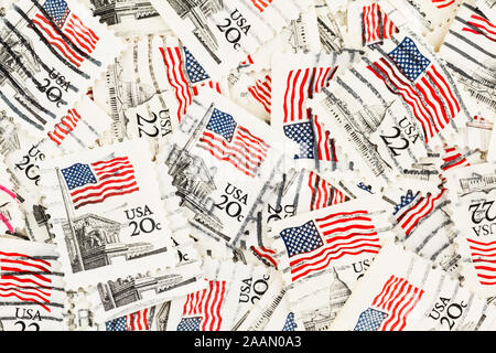SEATTLE WASHINGTON - Novembre 22, 2019: sfondo di 20 e 22 cent francobolli americani da anni ottanta, con noi bandiera, e la capitale e la Corte suprema. Foto Stock