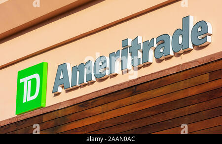 TD Ameritrade segno. TD Ameritrade è un broker che offre una piattaforma per il commercio elettronico per il commercio di beni finanziari Foto Stock