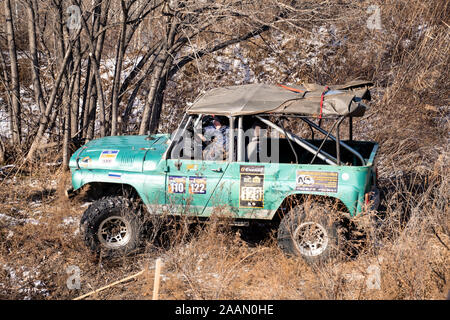 Jeep UAZ supera gli ostacoli nella foresta Foto Stock