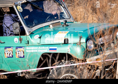 Jeep UAZ supera gli ostacoli nella foresta Foto Stock