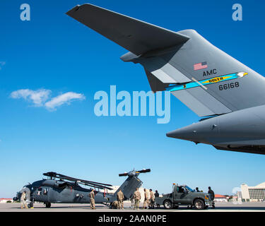 Stati Uniti Air Force aviatori caricare un HH-60 Pave Hawk elicottero assegnato per la 305Rescue Squadron (RQS), Davis-Monthan Air Force Base, Ariz., su un C-17 Globemaster III assegnato alla 436th Airlift Wing (AW), Dover Air Force Base, dela., a MacDill Air Force Base Fla., nov. 20, 2019. Il 436th AW supportato la partenza del 305RQS a seguito di una forza comune esercizio di distribuzione. (U.S. Air Force foto di Airman 1. Classe Ryan C. Grossklag) Foto Stock