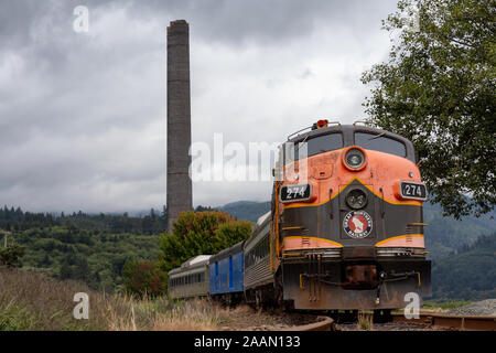 Garibaldi, Oregon, Stati Uniti - 7 Settembre 2019: il vecchio treno sui binari della ferrovia in una piccola città durante un nuvoloso giorno d'estate. Foto Stock