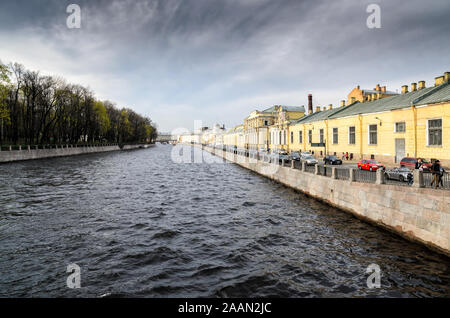 San Pietroburgo, Russia, 6 Maggio 2015: Vista di San Pietroburgo argine del fiume Fontanka con fiori Foto Stock