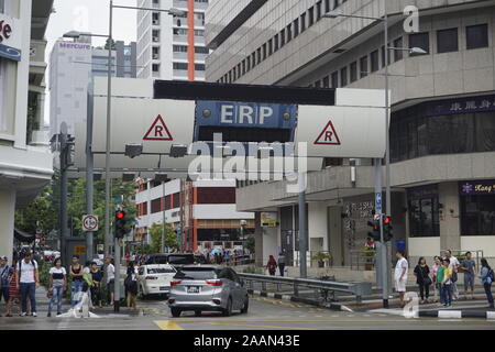 Punto di accesso ERP (Electronic Road Pricing) a Singapore. Riscossione elettronica dei pedaggi. Foto Stock