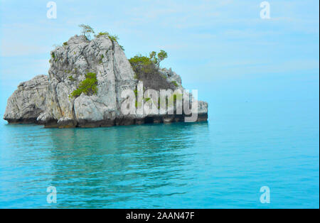 Immagini di diverse pietre calcaree carsiche e le isole di Um Angthong Parco Nazionale Marino di Koh Samui Thailandia Asia Foto Stock