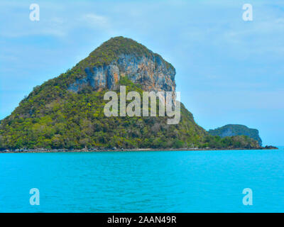 Immagini di diverse pietre calcaree carsiche e le isole di Um Angthong Parco Nazionale Marino di Koh Samui Thailandia Asia Foto Stock