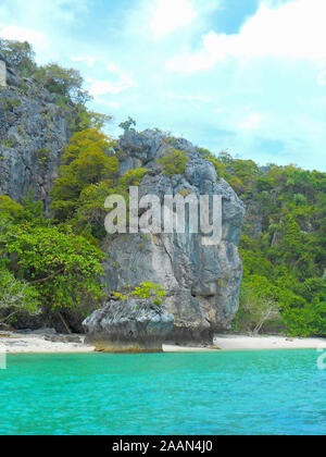 Immagini di diverse pietre calcaree carsiche e le isole di Um Angthong Parco Nazionale Marino di Koh Samui Thailandia Asia Foto Stock