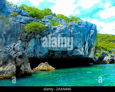 Immagini di diverse pietre calcaree carsiche e le isole di Um Angthong Parco Nazionale Marino di Koh Samui Thailandia Asia Foto Stock