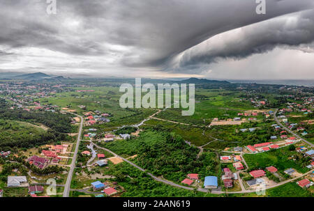 Arcus nuvole sopra Papar, Sabah. Una nuvola di Arcus è un basso, orizzontale la formazione di nube, di solito appaiono come un accessorio cloud per un cumulonimbus. Foto Stock