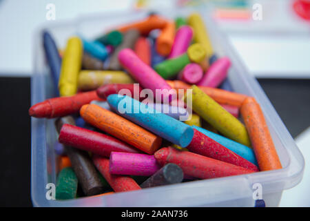 Matite colorate sul tavolo. Montessori legno color gamut . un pastello e carta foto sul tavolo, colorato tema sfondi, tema di disegno sfondi Foto Stock